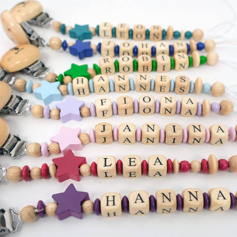 Sharlene Babymode - Baby Schnullerkette Mit Wunschnamen in Verschiedene Farben von SharleneBabymode