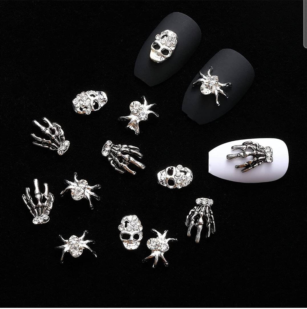 Bling Silber Schädel, Spinne, Skelett Hand, Nagel Charms, 3D Nail Art Dekoration, Legierung Halloween Schmuck Für Nägel, Schädel Charm 10 Stück Bling Silber Schädel, Spinne, Skelett Hand, Nagel Charms, 3D Nail Art Dekoration, Legierung Halloween Schmuck Für Nägel, Schädel Charm 10 Stück von ShasiaBeauty