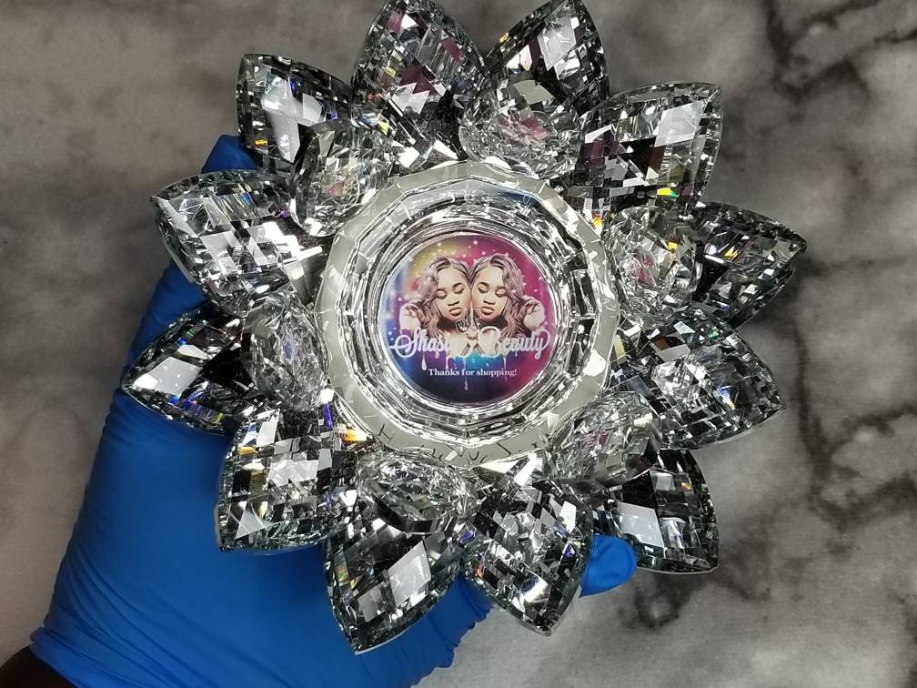 Lotus Kristallglas Dappen Dish Auf Plattform von ShasiaBeauty
