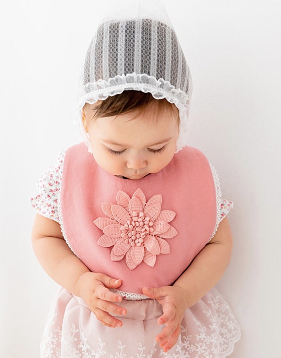 Vintage Elegance Handgemachtes Baby Mädchen Lätzchen Mit Spitze Und Blumen Muster - 1st Birthday & Gifts von ShinyLittleBaby