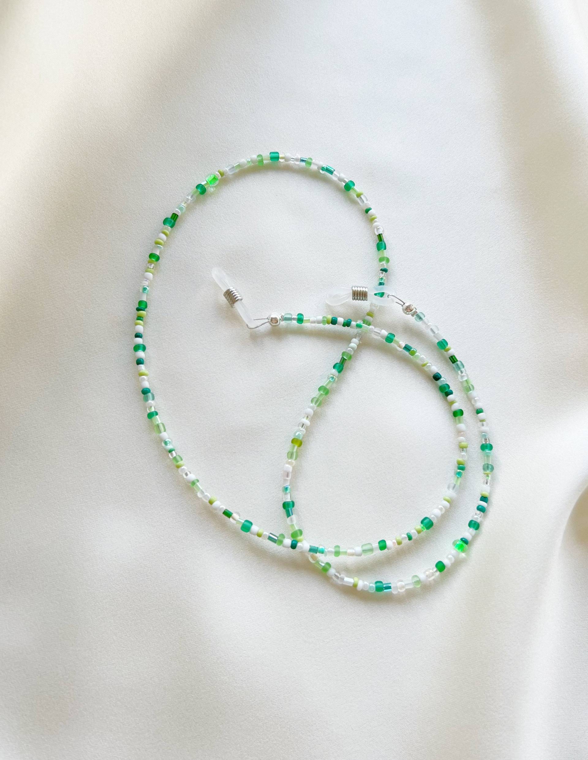 Brillen- Und Sonnenbrillenkette Mit Gemischten Grünen Weißen Glasrocailles - Auch in Wunschlängen Erhältlich Schlichte Grüne Brillenkette Brillen- Und Sonnenbrillenkette Mit Gemischten Grünen Weißen Glasrocailles - Auch in Wunschlängen Erhältlich Schlichte Grüne Brillenkette von ShopACQ