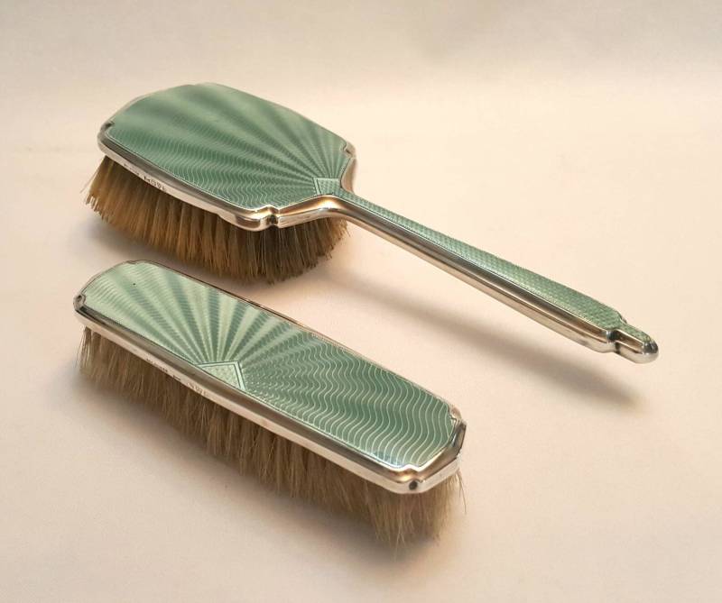 Art-Deco-Silberbürsten - Ein Paar Vintage-Bürsten Aus Sterlingsilber Und Guilloche-Emaille Von Walker & Hall, Chester-Marke 1939 von ShopAntico