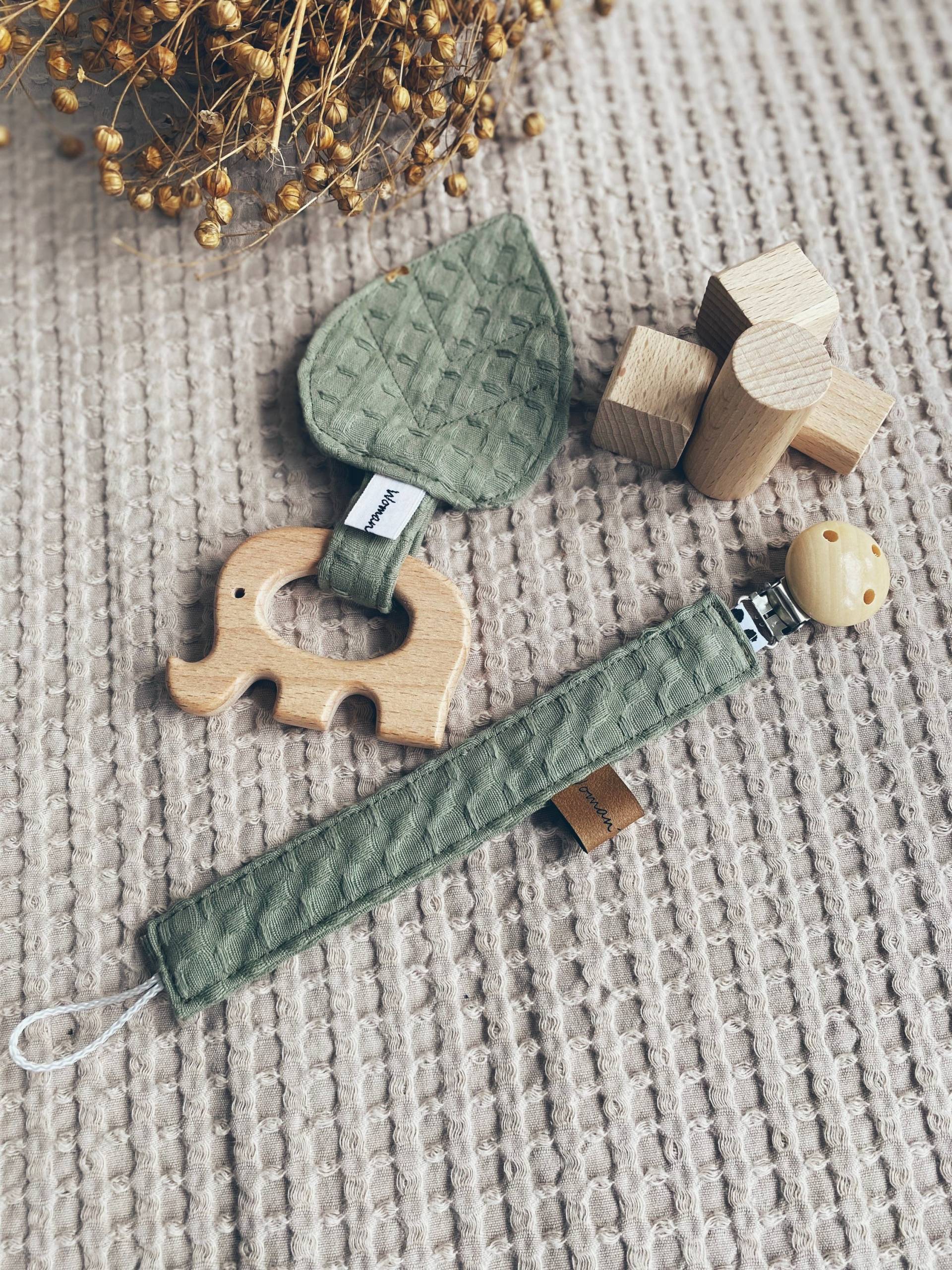 Geschenkset Zur Geburt Greifling Mit Knisterblatt Und Schnullerband in 3 Verschiedenen Farben Wahlweise Name Holzgreifling, Knistertuch Geschenkset Zur Geburt Greifling Mit Knisterblatt Und Schnullerband in 3 Verschiedenen Farben Wahlweise Name Holzgreifling, Knistertuch von ShopWomansWork