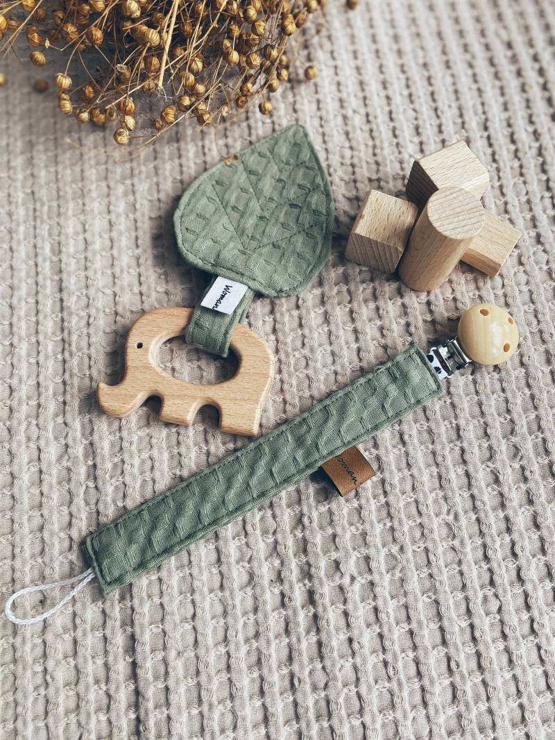 Geschenkset Zur Geburt Greifling Mit Knisterblatt Und Schnullerband in 3 Verschiedenen Farben Wahlweise Name Holzgreifling, Knistertuch von ShopWomansWork