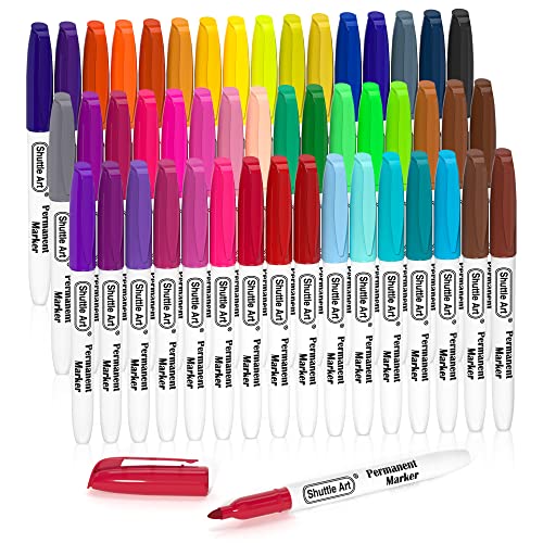 Shuttle Art Permanent Marker, 48 bunte Markierungsstiftset mit feiner Spitze, für Kunststoff-, Holz-, Stein-, Metall- und Glasmaterialien zum Färben und Malen geeignet Shuttle Art Permanent Marker, 48 bunte Markierungsstiftset mit feiner Spitze, für Kunststoff-, Holz-, Stein-, Metall- und Glasmaterialien zum Färben und Malen geeignet von Shuttle Art