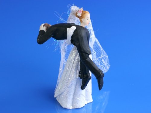 SiDeSo® Tortenaufsatz Hochzeit Tortendeko Brautpaar Tortenfigur (Bräutigam geschultert) von SiDeSo