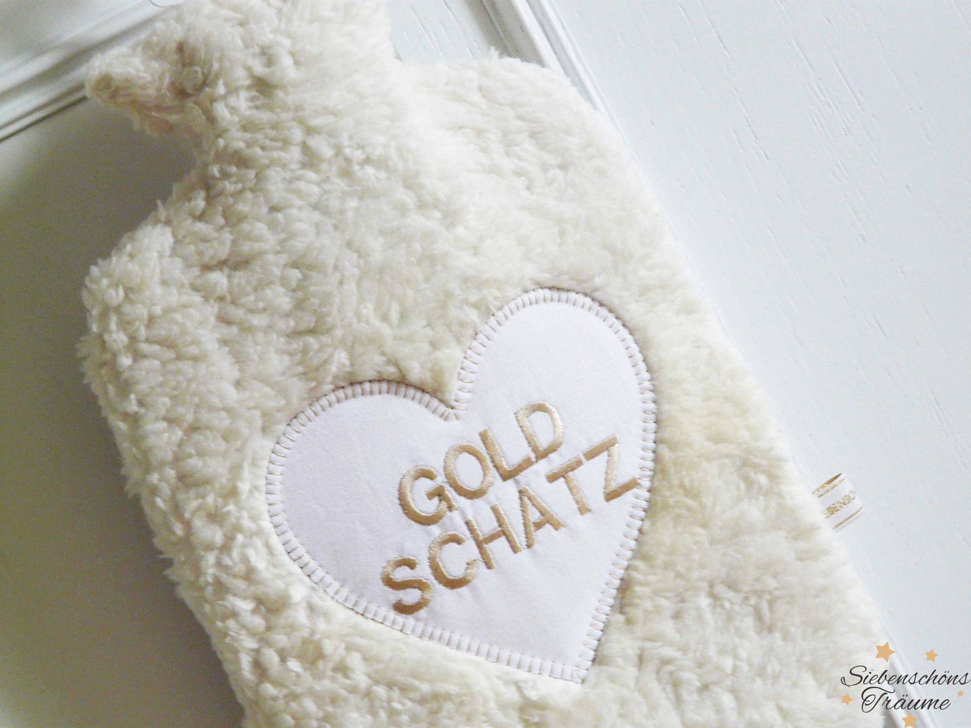 Goldschatz Wärmflasche "Herzblut" Weiß/Gold, Baumwollteddyplüsch, Personalisiertes Geschenk, Gesundheit, Herz, Krankheit, Teddyplüsch Goldschatz Wärmflasche "Herzblut" Weiß/Gold, Baumwollteddyplüsch, Personalisiertes Geschenk, Gesundheit, Herz, Krankheit, Teddyplüsch von SiebenschoensTraeume