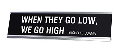 Signs By LITA WHEN THEY GO LOW WE GO HIGH MICHELLE OBAMA Schreibtischschild von Signs ByLITA