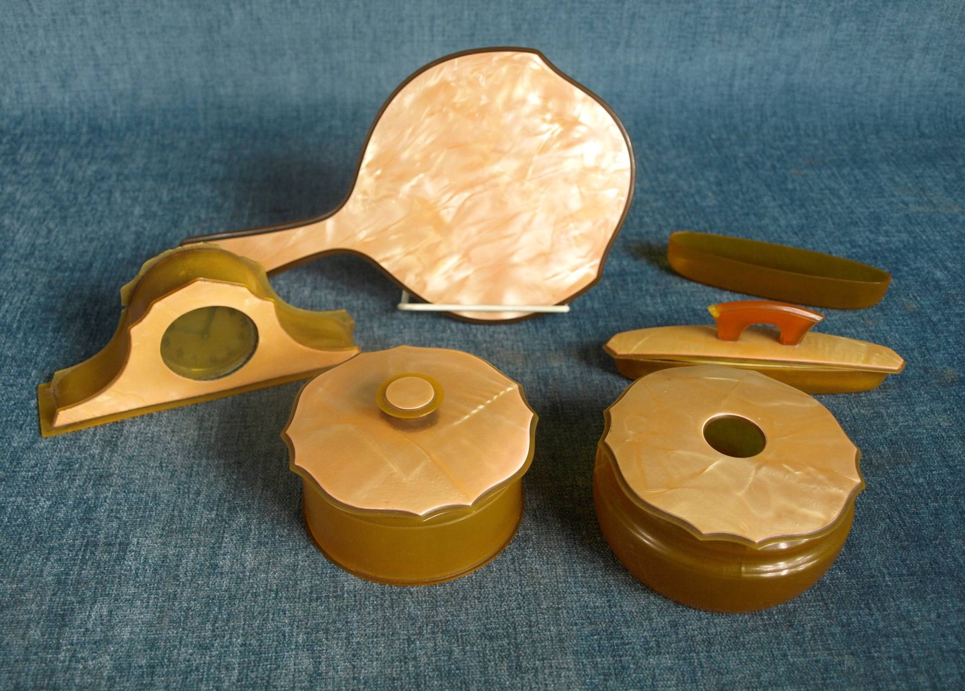 Vintage Zelluloid Kunststoff Waschtisch Kommode Top-Set Mit Make-Up-Spiegel, Power Glas, Haar-Aufnehmer, Nagelpolierer Und New Haven Uhr Vintage Zelluloid Kunststoff Waschtisch Kommode Top-Set Mit Make-Up-Spiegel, Power Glas, Haar-Aufnehmer, Nagelpolierer Und New Haven Uhr von SilverliningByTravis