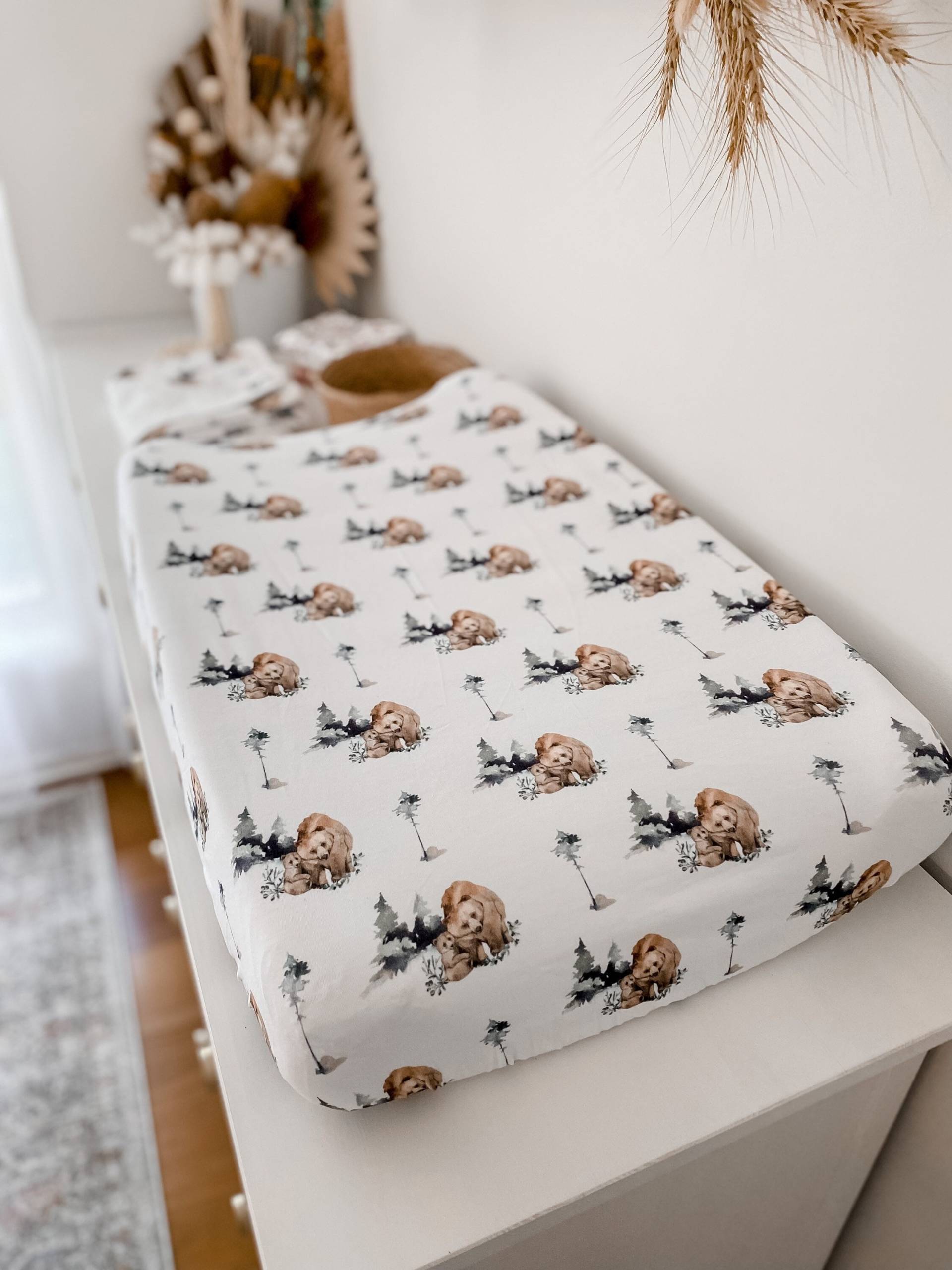 Grizzly Bär Stubenwagen | Wechselkissen-Bezug Jungen Kinderzimmer Baby Wald Bettwäsche Nursery Design Mehrzweck von SnugglyJacks