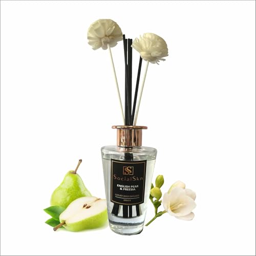 SocialSkn Luxury Reed Diffuser 200ml - Englische Birne & Freesie | Inspiriert von J- Malone | Premium Duftöl mit 8 Schilfrohrblättern & 2 dekorativen Blumen | Langanhaltender Duft 6-9 Monate | von SocialSkn