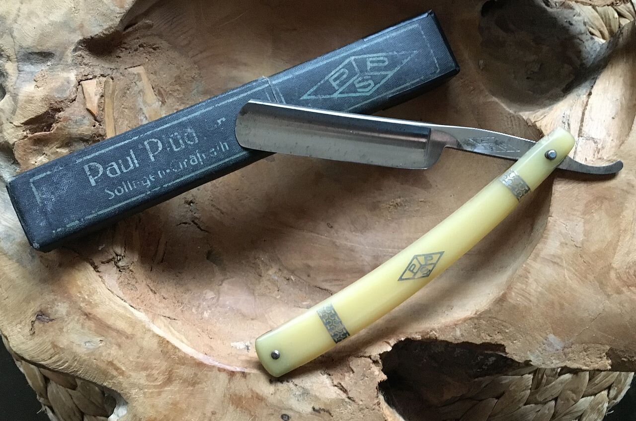 Vintage 5/8 Rasiermesser Paul Plücker Pps Solingen Celluloid Mit Nickel-Emblem 1930S Vintage 5/8 Rasiermesser Paul Plücker Pps Solingen Celluloid Mit Nickel-Emblem 1930S von SolingerStahl
