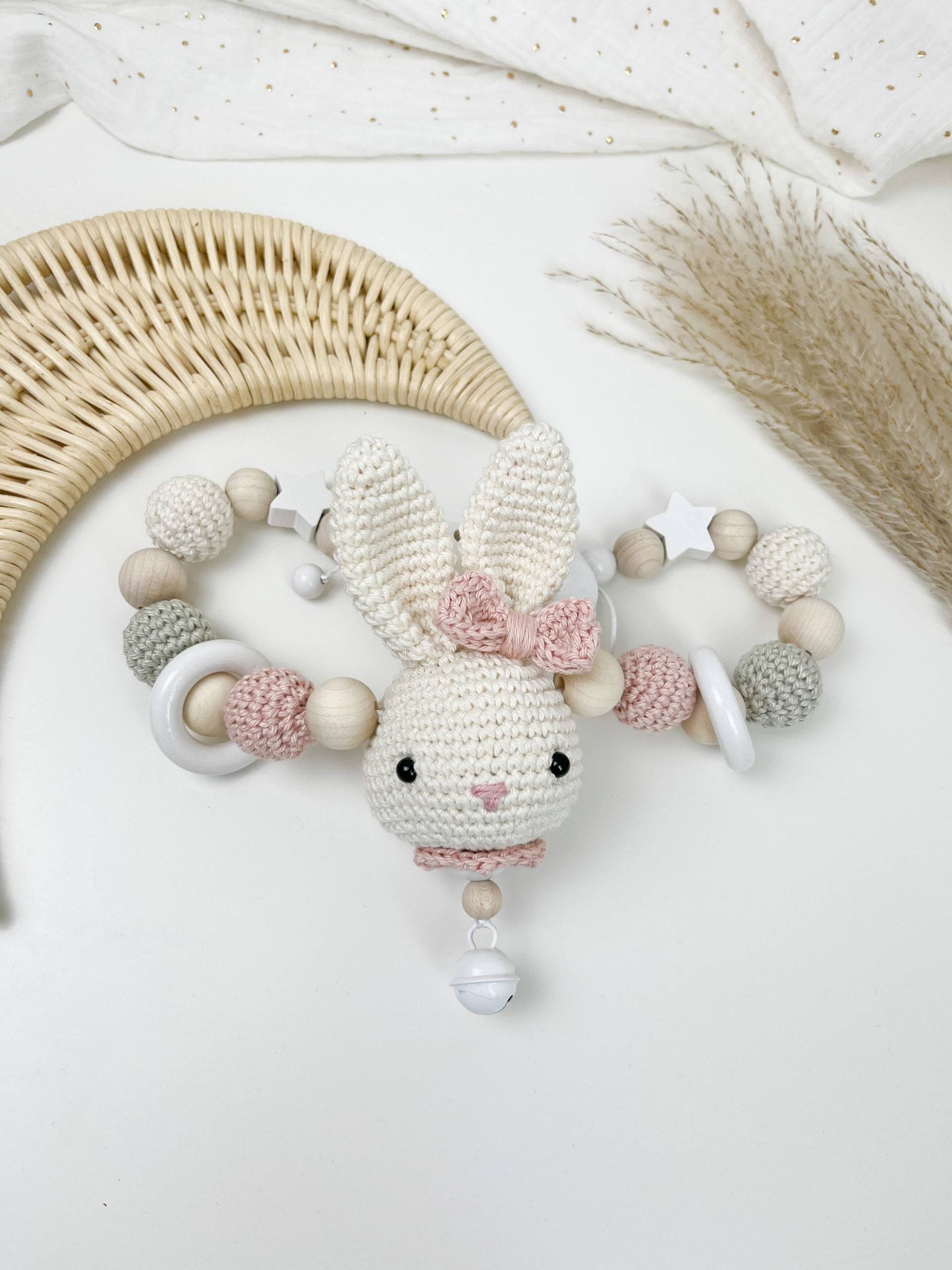Kinderwagenkette - Gehäkelt Creme/Rose Hase Mädchen Kinderwagenkette - Gehäkelt Creme/Rose Hase Mädchen von Sooneshandmadestore