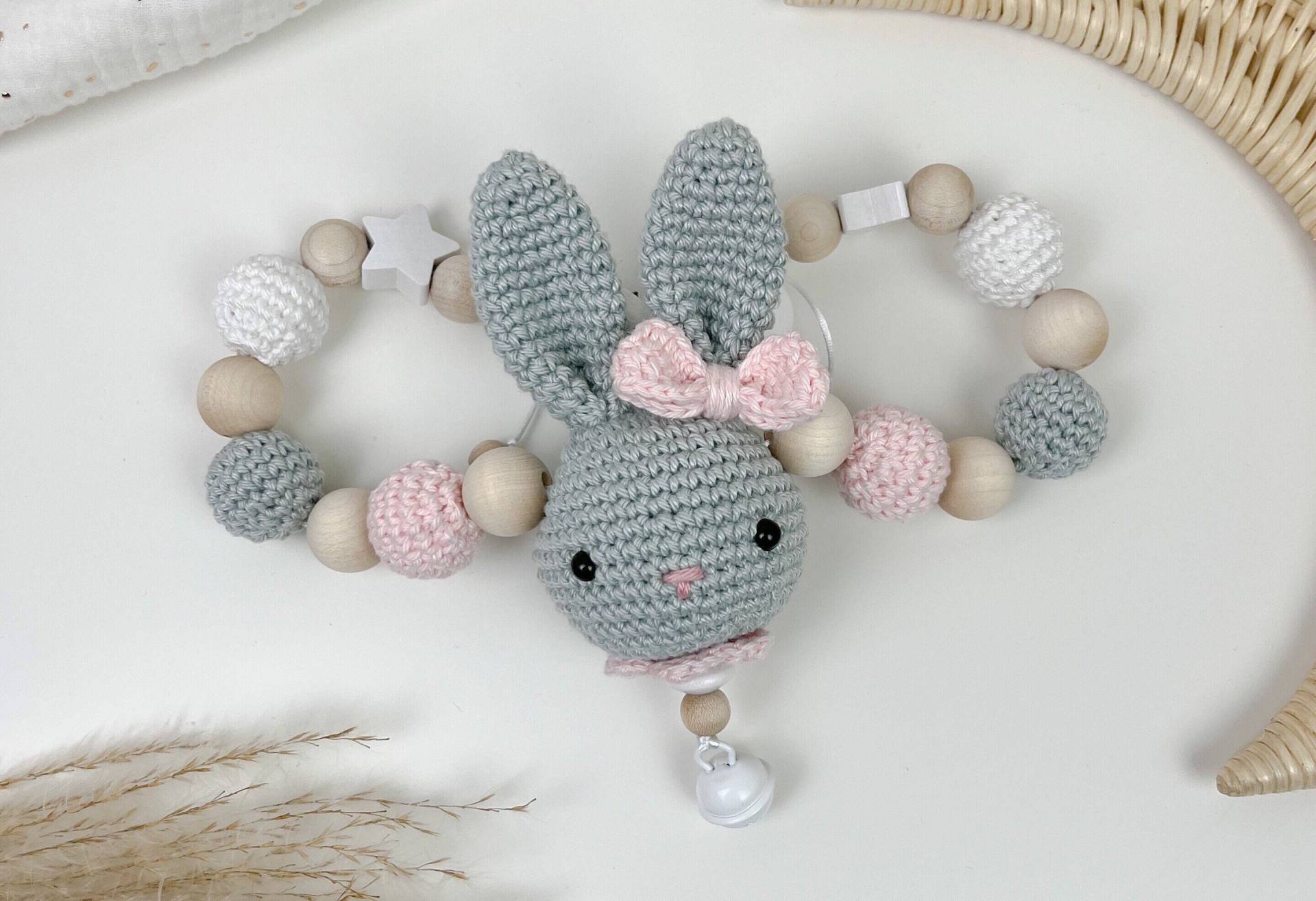 Kinderwagenkette - Gehäkelt Grau/Rosa Hase Kinderwagenkette - Gehäkelt Grau/Rosa Hase von Sooneshandmadestore