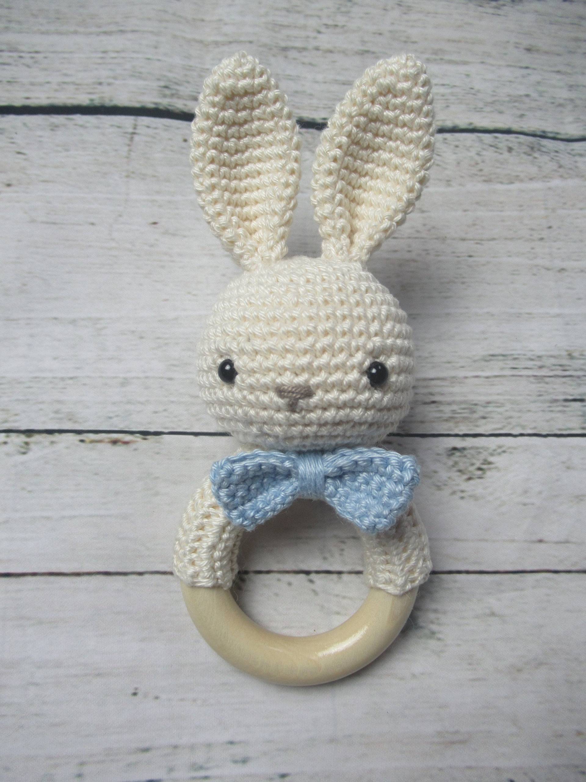 Rassel Hase Gehäkelt Creme/Hellblau Rassel Hase Gehäkelt Creme/Hellblau von Sooneshandmadestore