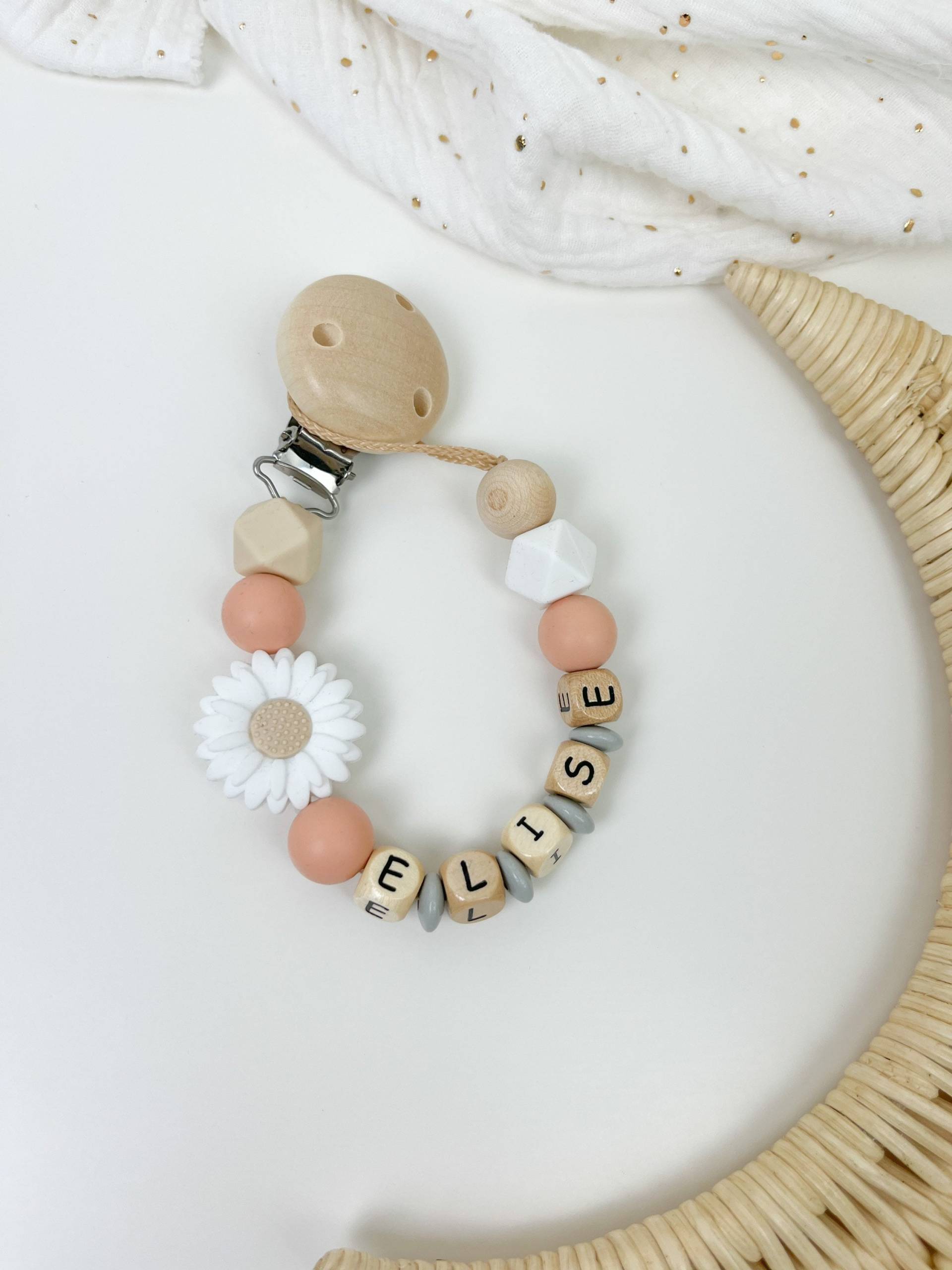 Schnullerkette Mit Namen Daisy Peach Mädchen Schnullerkette Mit Namen Daisy Peach Mädchen von Sooneshandmadestore
