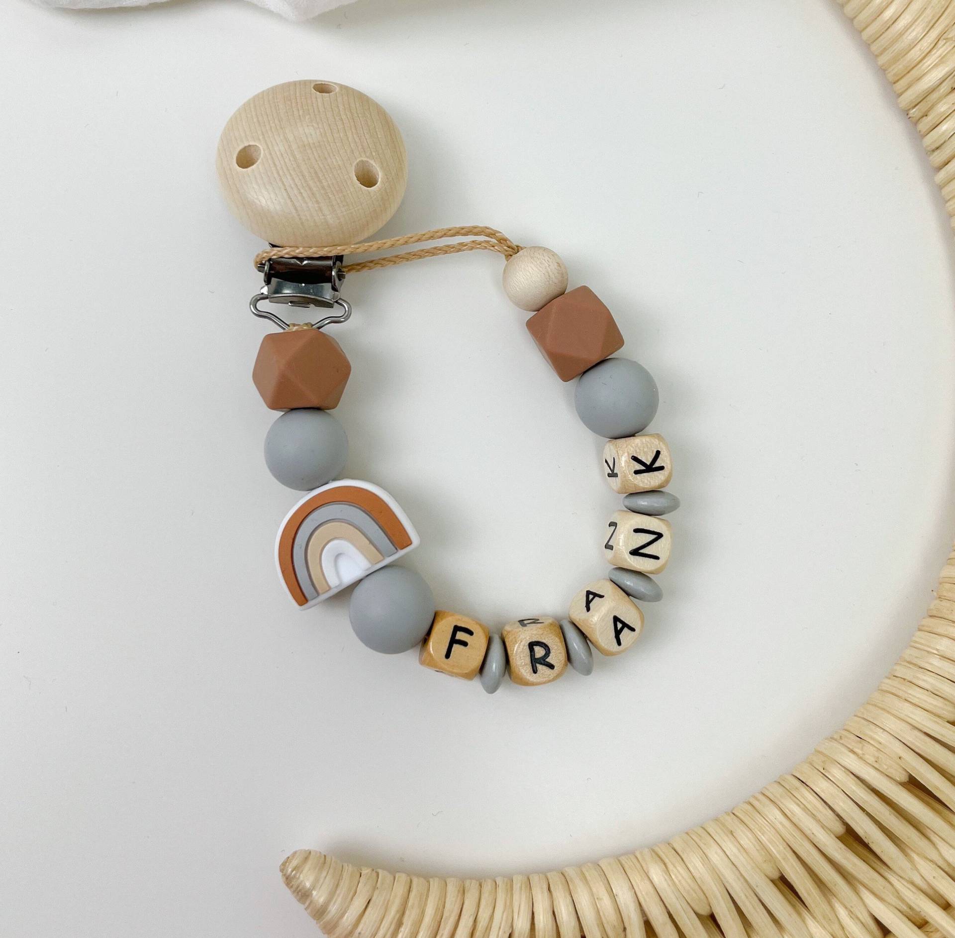 Schnullerkette Mit Namen Regenbogen Braun Jungen Schnullerkette Mit Namen Regenbogen Braun Jungen von Sooneshandmadestore
