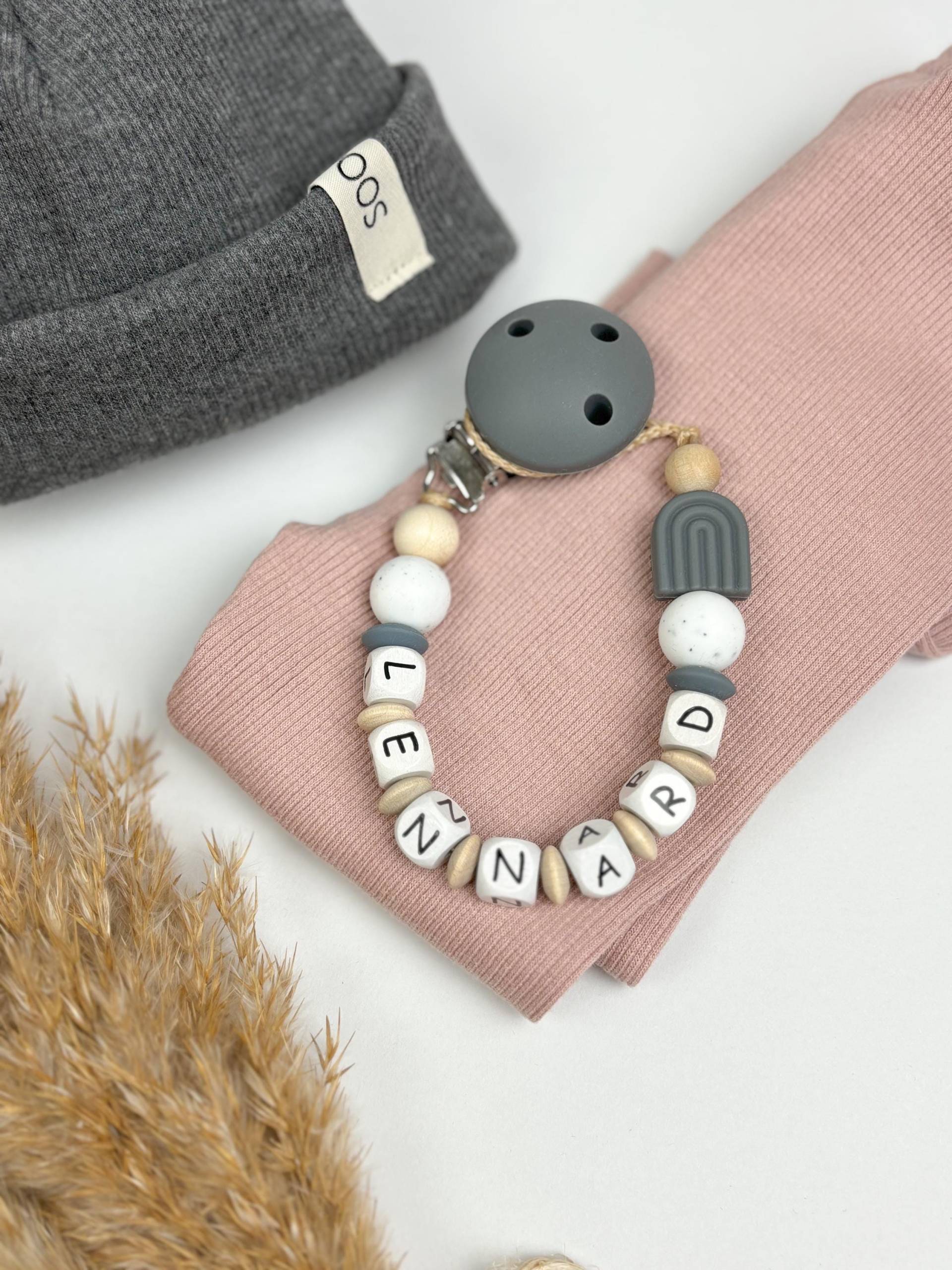 Schnullerkette Mit Namen Regenbogen Grau, Babygeschenk, Junge, Mädchen Schnullerkette Mit Namen Regenbogen Grau, Babygeschenk, Junge, Mädchen von Sooneshandmadestore