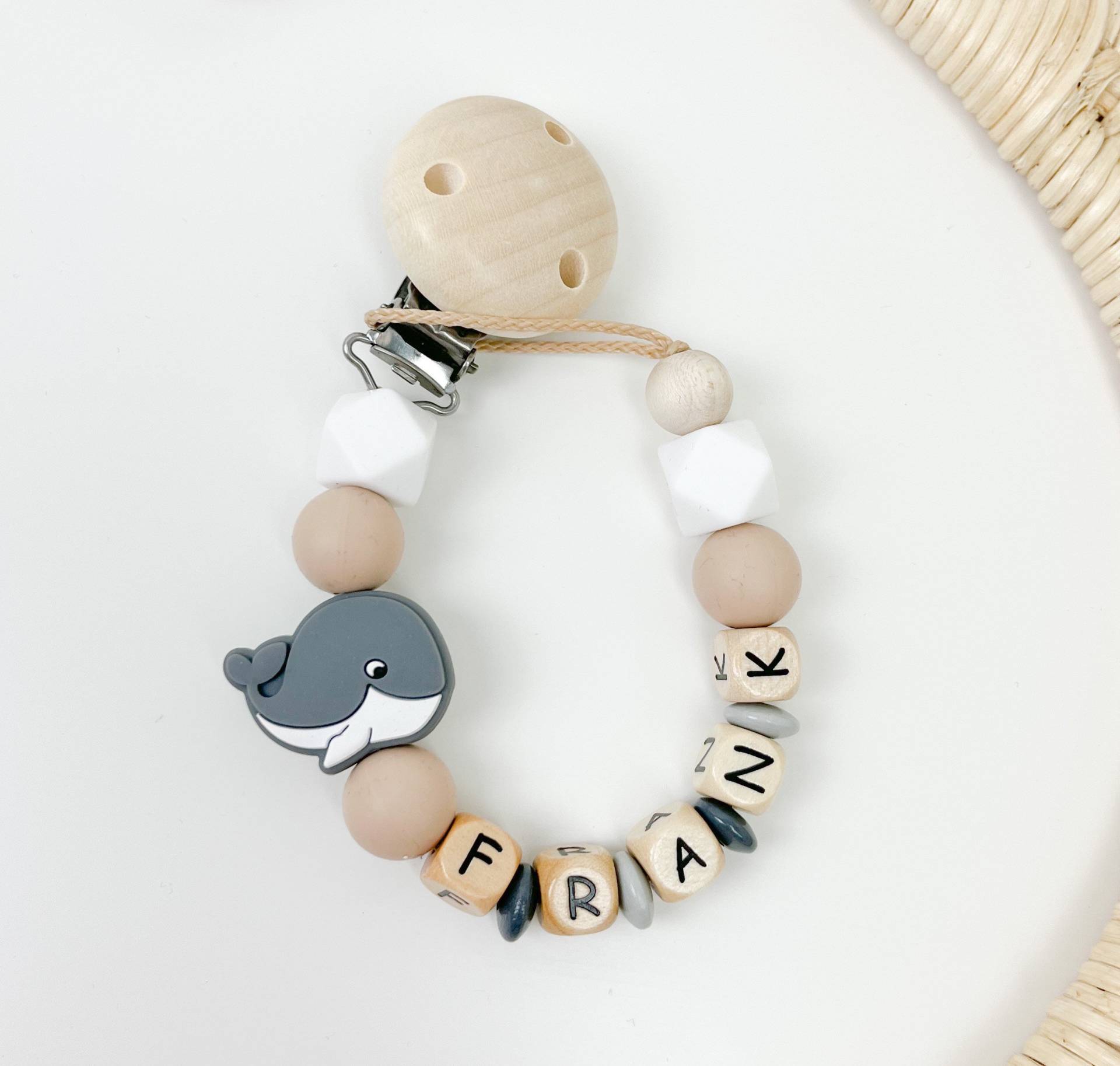 Schnullerkette Mit Namen Wal Grau Jungen Schnullerkette Mit Namen Wal Grau Jungen von Sooneshandmadestore