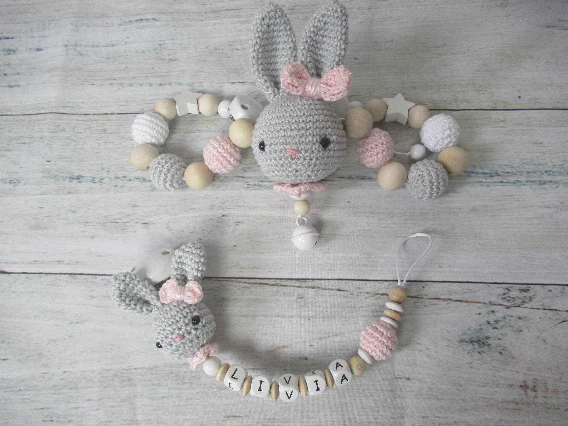Set Kinderwagenkette Und Schnullerkette Mit Name in Grau/ Rosa Set Kinderwagenkette Und Schnullerkette Mit Name in Grau/ Rosa von Sooneshandmadestore