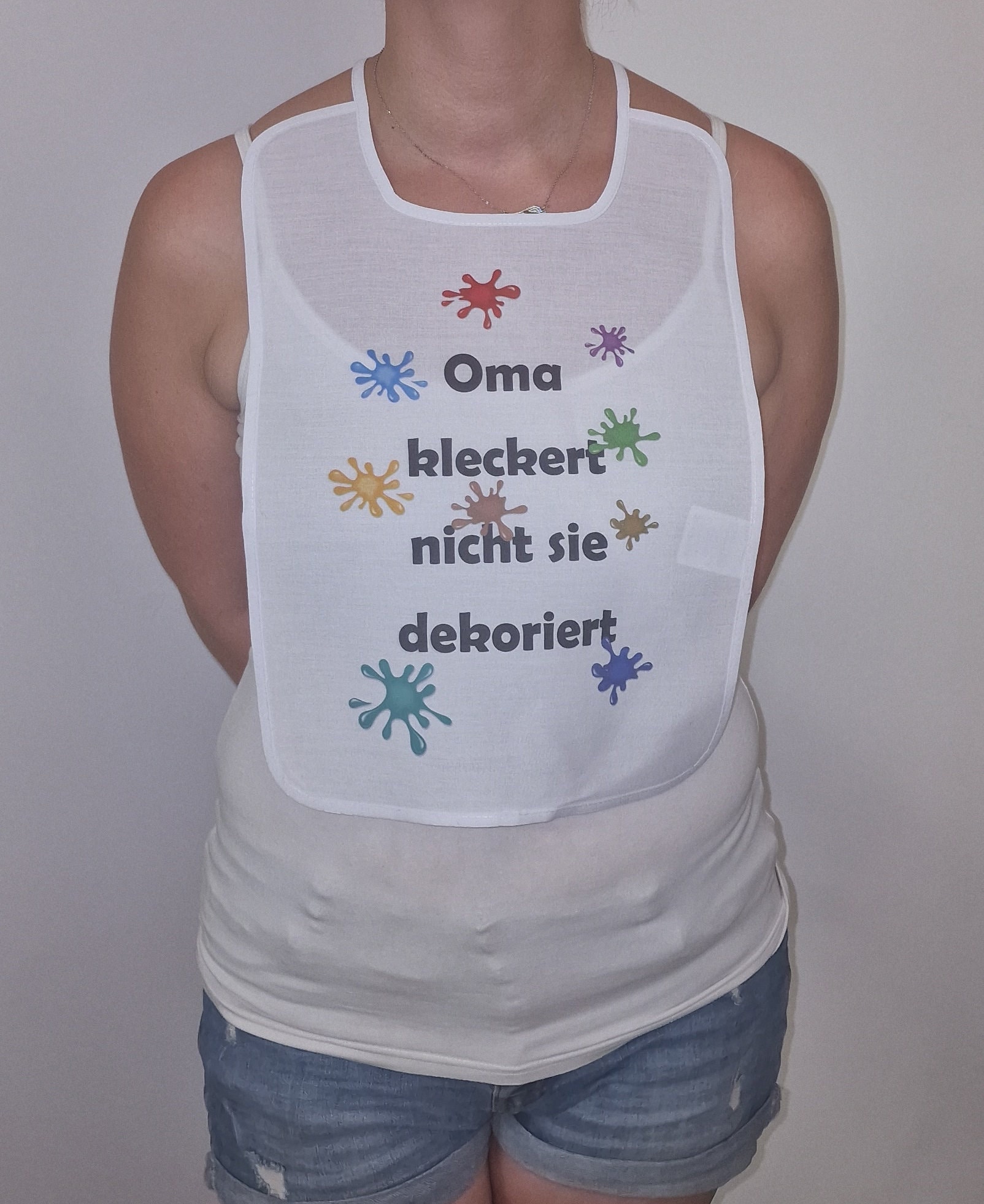 Oma Kleckert Nicht Sie Dekoriert Scherz-Latz Erwachsene Senioren Schlabberlatz Lätzchen Barterl Hangerl Pichel Schlabberlätzchen Oma Kleckert Nicht Sie Dekoriert Scherz-Latz Erwachsene Senioren Schlabberlatz Lätzchen Barterl Hangerl Pichel Schlabberlätzchen von Spruchdruck