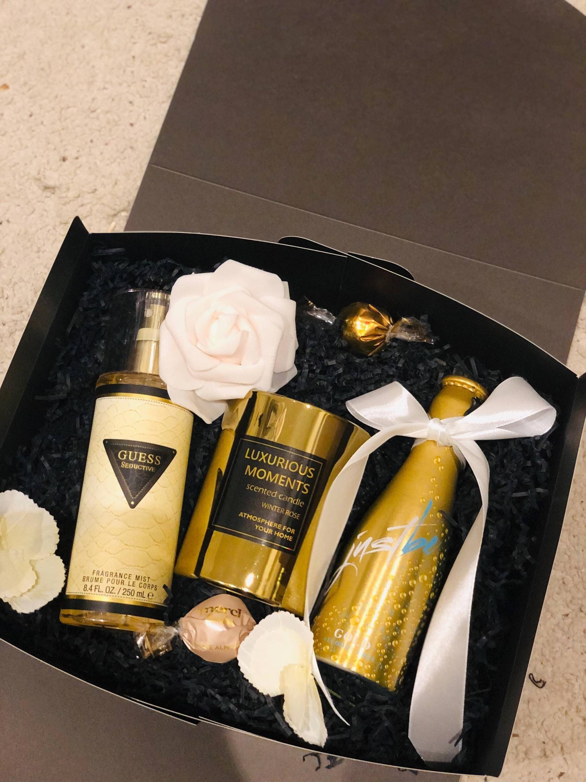 Geschenkset/Luxus-Set Guess, Körperduftspray Von Guess, Duftkerze in Goldfarbenen Glas, Secco Geschenkset/Luxus-Set Guess, Körperduftspray Von Guess, Duftkerze in Goldfarbenen Glas, Secco von StacyGeschenke