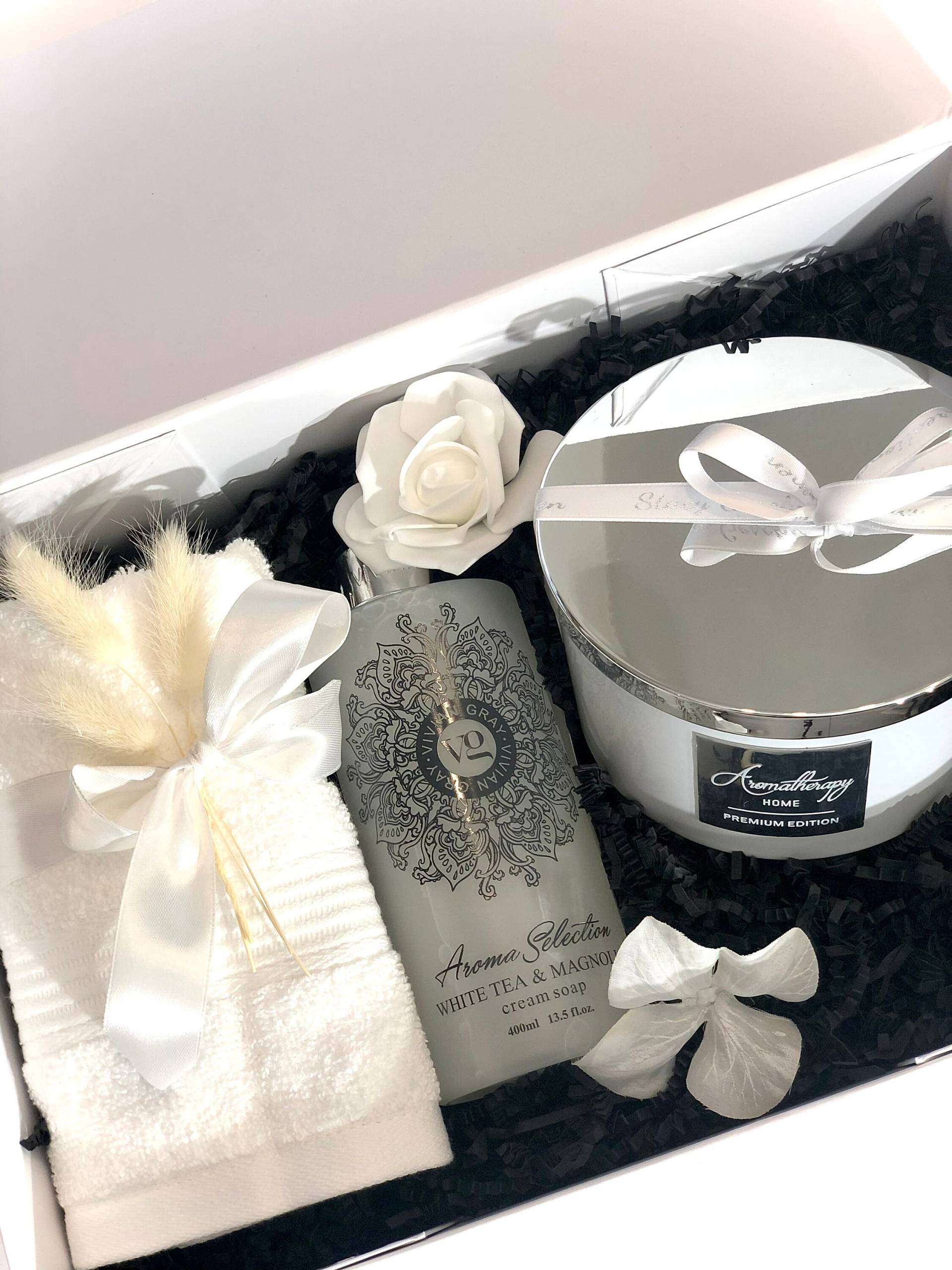 Geschenkset Aromatherapie White Edition, Große Duftkerze Im Glas, Mit Metalldeckel, Cremeseife Aroma Selection, Gästehandtuch Geschenkset Aromatherapie White Edition, Große Duftkerze Im Glas, Mit Metalldeckel, Cremeseife Aroma Selection, Gästehandtuch von StacyGeschenke