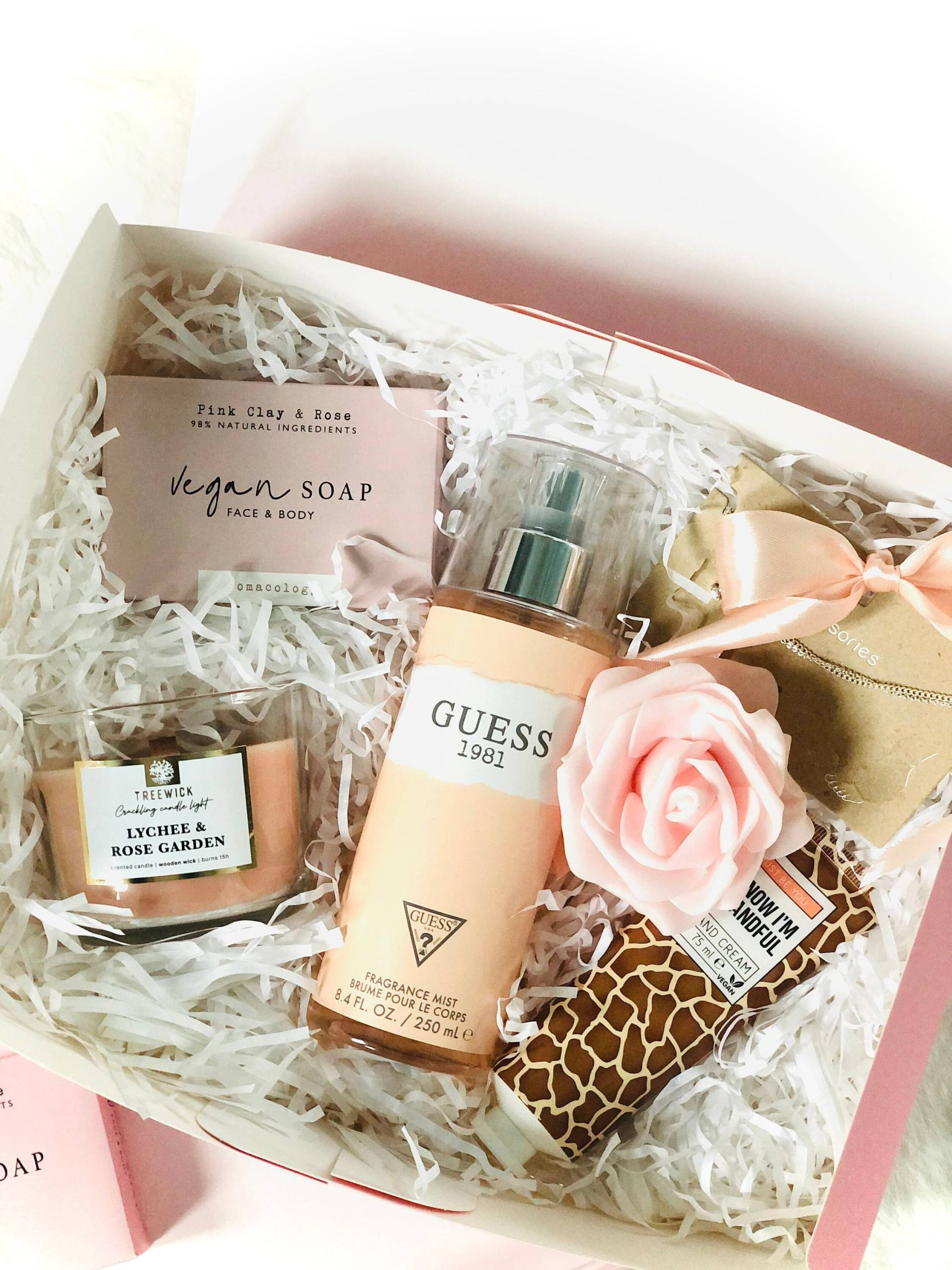 Geschenkset Guess Pastell, Parfümiertes Körperduftspray | 250 Ml, Face & Body Seife, Handcreme, Zartes Fußkettchen, Duftkerze Im Glas Geschenkset Guess Pastell, Parfümiertes Körperduftspray | 250 Ml, Face & Body Seife, Handcreme, Zartes Fußkettchen, Duftkerze Im Glas von StacyGeschenke