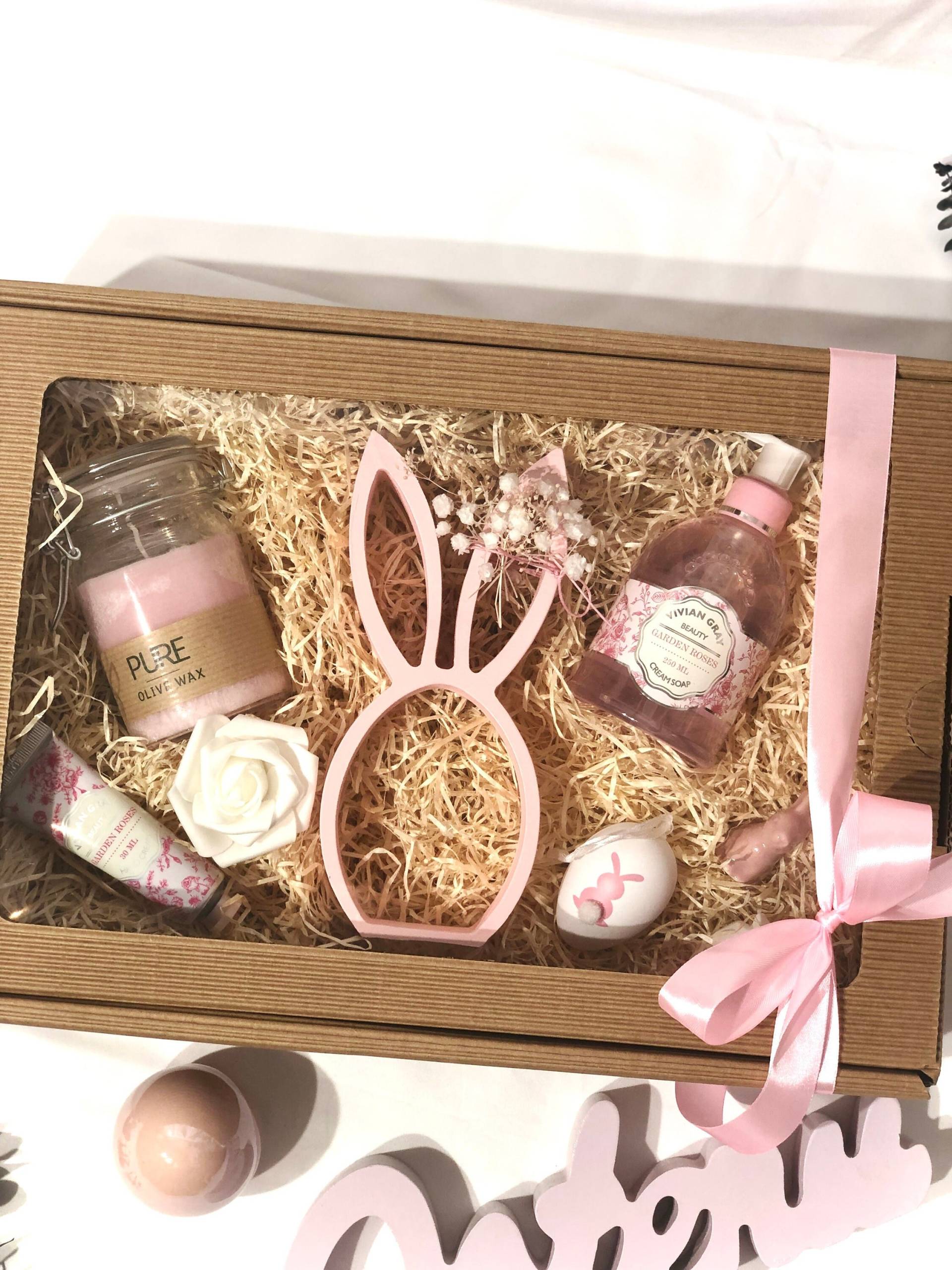 Geschenkset Ostern "'garden Roses'', Süßer Hase Aus Holz, in Silhouetten-Form, Handcreme, Handwaschseife, Kerze Im Bügelglas Geschenkset Ostern "'garden Roses'', Süßer Hase Aus Holz, in Silhouetten-Form, Handcreme, Handwaschseife, Kerze Im Bügelglas von StacyGeschenke