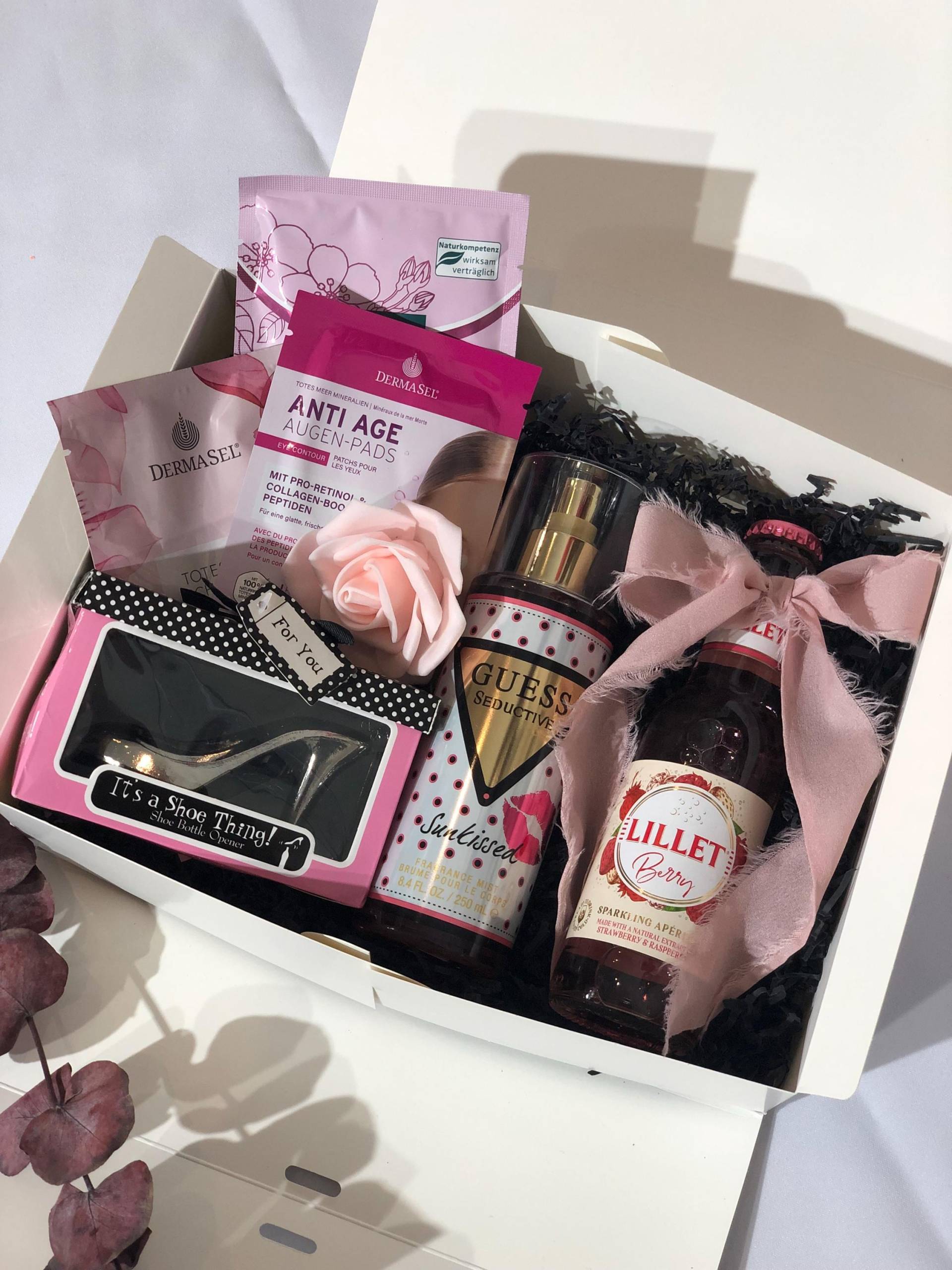 Geschenkset Wellness Guess-Pink, Körperduftspray, Augen-Pads, Schaumbad, Peeling, Lillet-Berry, Öffner Im High Heel - Design Geschenkset Wellness Guess-Pink, Körperduftspray, Augen-Pads, Schaumbad, Peeling, Lillet-Berry, Öffner Im High Heel - Design von StacyGeschenke