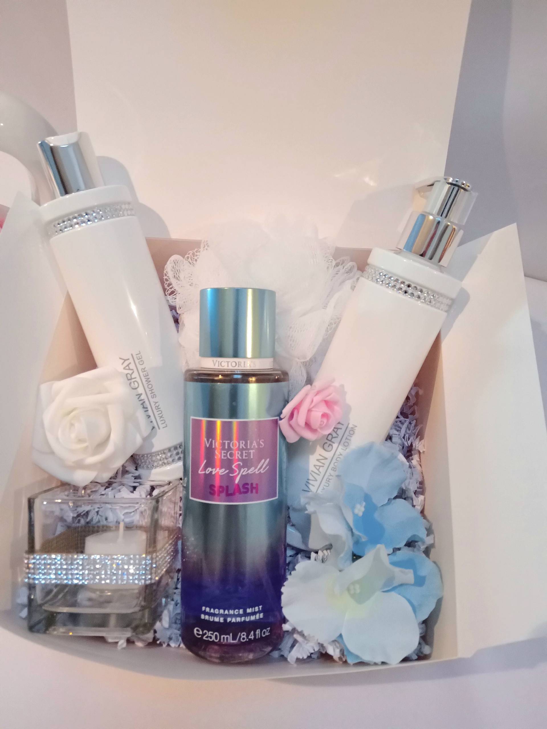 Luxus Geschenkset "'victoria's Secret & Crystal'', Körperduftspray, Bodylotion, Duschbad, Dusch-Netzball, Teelichthalter, Mit Strass Luxus Geschenkset "'victoria's Secret & Crystal'', Körperduftspray, Bodylotion, Duschbad, Dusch-Netzball, Teelichthalter, Mit Strass von StacyGeschenke