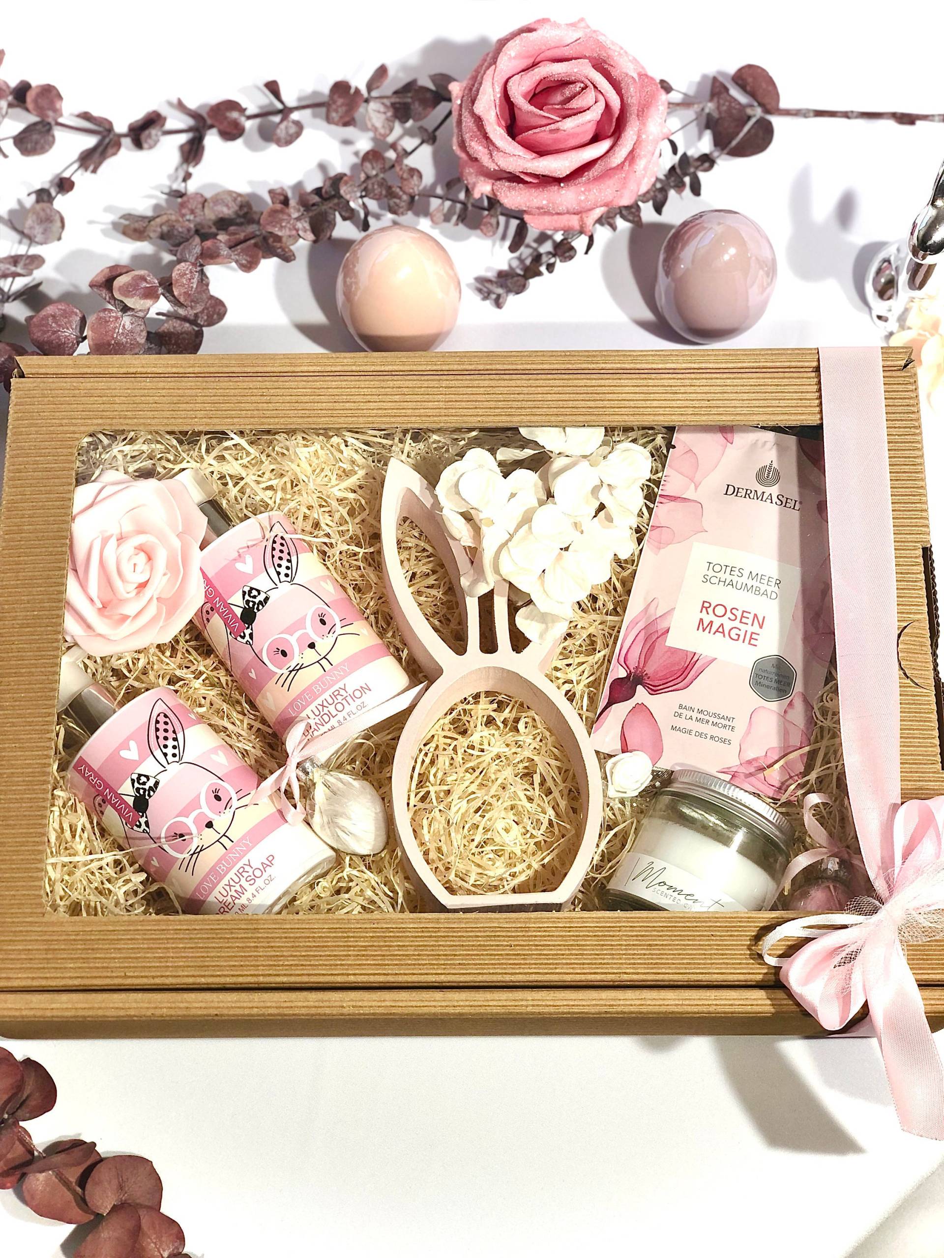 Oster-Set "'bunny'', Rosa Hase in Silhouetten-Form, Handwaschseife & Handcreme | Vivian Gray, Badeschaum, Duftkerze Im Schraubglas Oster-Set "'bunny'', Rosa Hase in Silhouetten-Form, Handwaschseife & Handcreme | Vivian Gray, Badeschaum, Duftkerze Im Schraubglas von StacyGeschenke