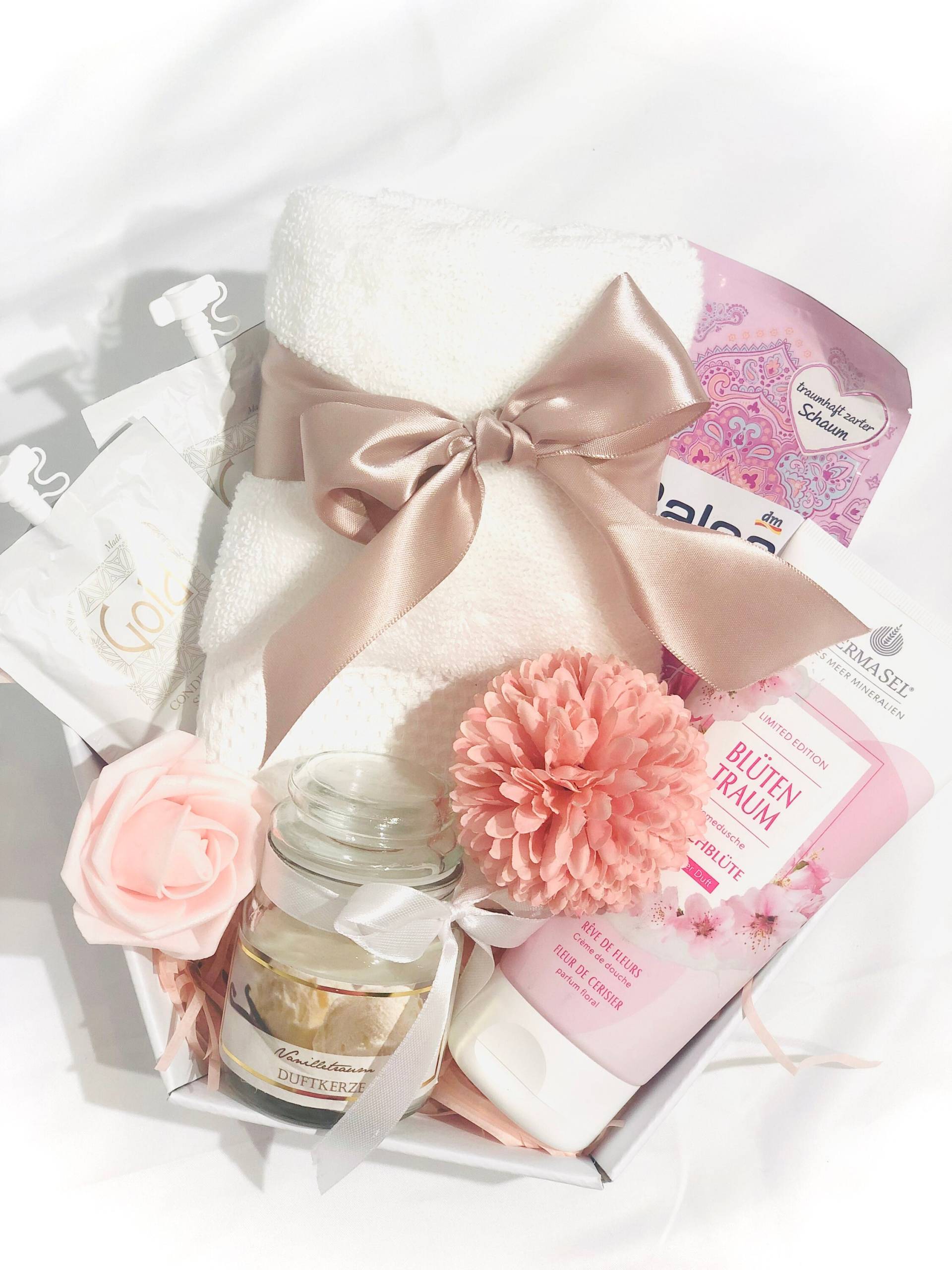 Wellness-Set Blütentraum, Cremedusche | Kirschblüte, Badepuder | Deine Auszeit, Shampoo | Gold, Italy, Vanille-Duftkerze, Gästehandtuch Wellness-Set Blütentraum, Cremedusche | Kirschblüte, Badepuder | Deine Auszeit, Shampoo | Gold, Italy, Vanille-Duftkerze, Gästehandtuch von StacyGeschenke