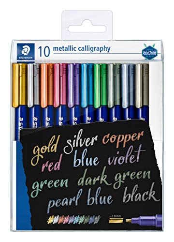 STAEDTLER metallic calligraphy Marker mit Kalligrafie-Spitze, Lininenbreite 2,8 mm, deckend auf hellem und dunklem Papier, leicht abwischbar von glatten Oberflächen, 10 Marker im Etui, 8325 TB10 STAEDTLER metallic calligraphy Marker mit Kalligrafie-Spitze, Lininenbreite 2,8 mm, deckend auf hellem und dunklem Papier, leicht abwischbar von glatten Oberflächen, 10 Marker im Etui, 8325 TB10 von Staedtler