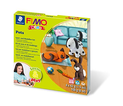 Staedtler 8034 02 LY Fimo kids form&play Set Pet (superweiche, ofenhärtende Knete, kinderleichte Anleitung, wiederverschließbare Box, Set mit 4 Fimo Blöcken, 1 Modellierstab und 1 Spielkulisse) von STAEDTLER