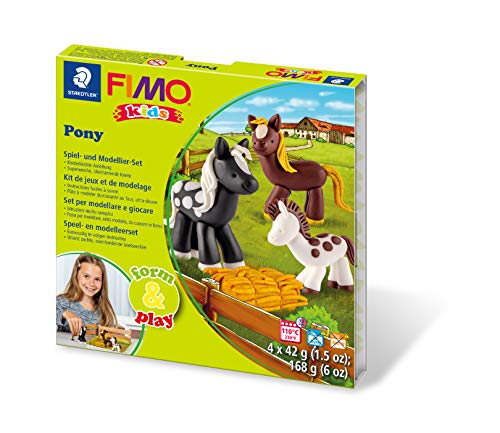 Staedtler 8034 08 LY Fimo kids form&play Set Pony (superweiche, ofenhärtende Knete, kinderleichte Anleitung, wiederverschließbare Box, Set mit 4 Fimo Blöcken, 1 Modellierstab und 1 Spielkulisse) von Staedtler