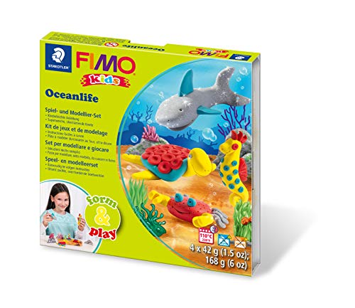 Staedtler 8034 14 LY Fimo kids form&play Set Seaworld (superweiche, ofenhärtende Knete, kinderleichte Anleitung, wiederverschließbare Box, Set mit 4 Fimo Blöcken, 1 Modellierstab und 1 Spielkulisse) von Staedtler