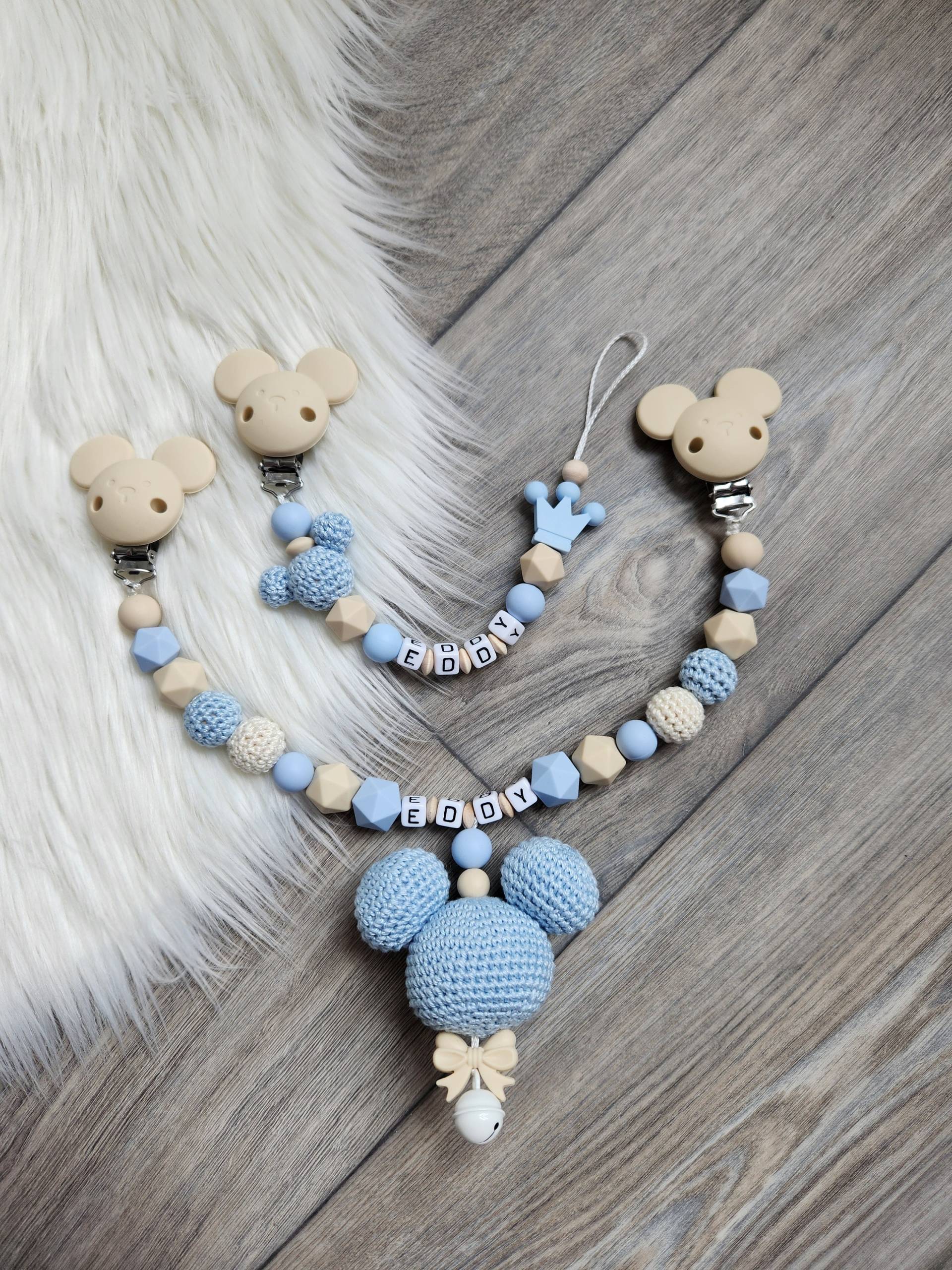 Schnullerkette Personalisiert Junge Mickeymaus Kinderwagenkette Babyparty Blau Beige Schnullerkette Personalisiert Junge Mickeymaus Kinderwagenkette Babyparty Blau Beige von StaysisShnullerkette