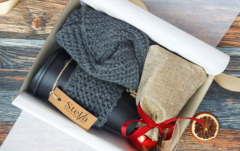 Warmes Geschenkset - Handgestrickter Schlauchschal, Stirnband, To-Go Becher, Becherwärmer-Weihnachtsgeschenk, Geburtstagsgeschenk von StellaGeschenkbox