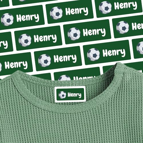 Namensaufkleber für Klamotten & Textilien (81 Sticker) – Aufkleber mit Name und Fußball für Shirts oder Hosen – Ideal für Schule und Kindergarten – Wasserfest, Spülmaschinenfest, 30 x 13 mm von Stickeria