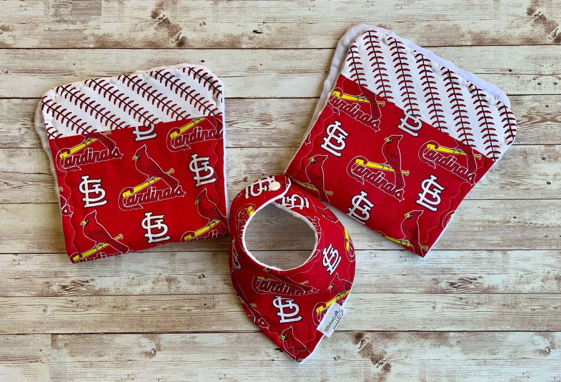 Handgemachte St. Louis Cardinals Lätzchen Und Burp Kleidung 3Er-Set. Baby Geschenk. Neugeborene Baseball Babyparty, Baseballkinderzimmer von Stitchedbygigi