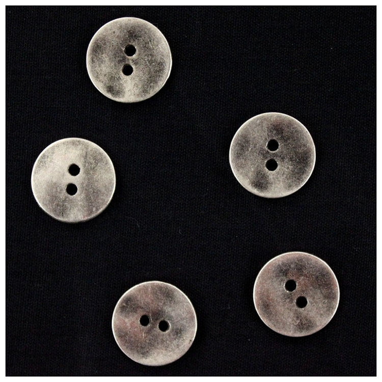 2-Loch Metallknopf, 18 mm, silber von Stoffe Hemmers