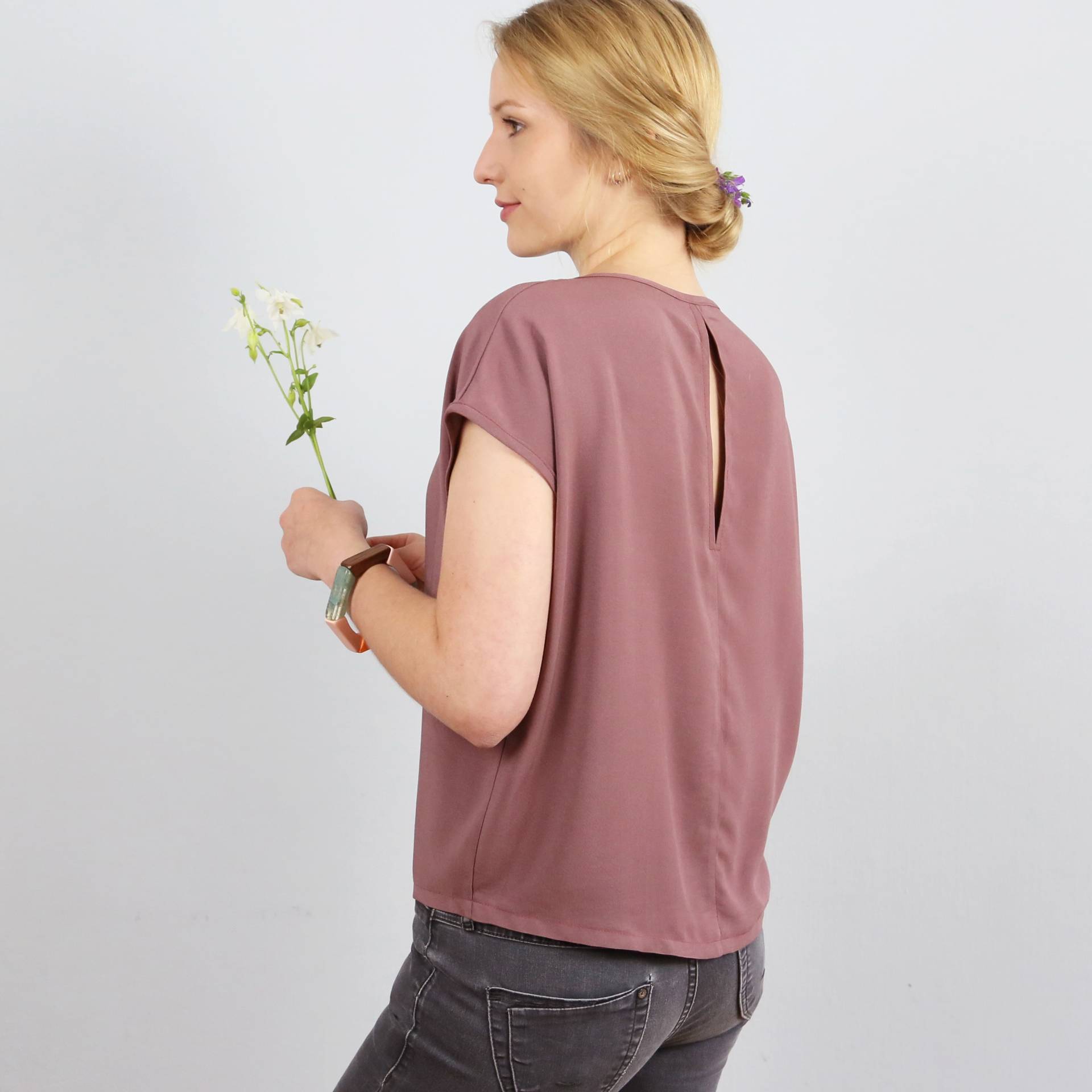 E-Book Studio Schnittreif Frau Ilvie - Bluse mit Rückenschlitz E-Book Studio Schnittreif Frau Ilvie - Bluse mit Rückenschlitz von Stoffe Hemmers