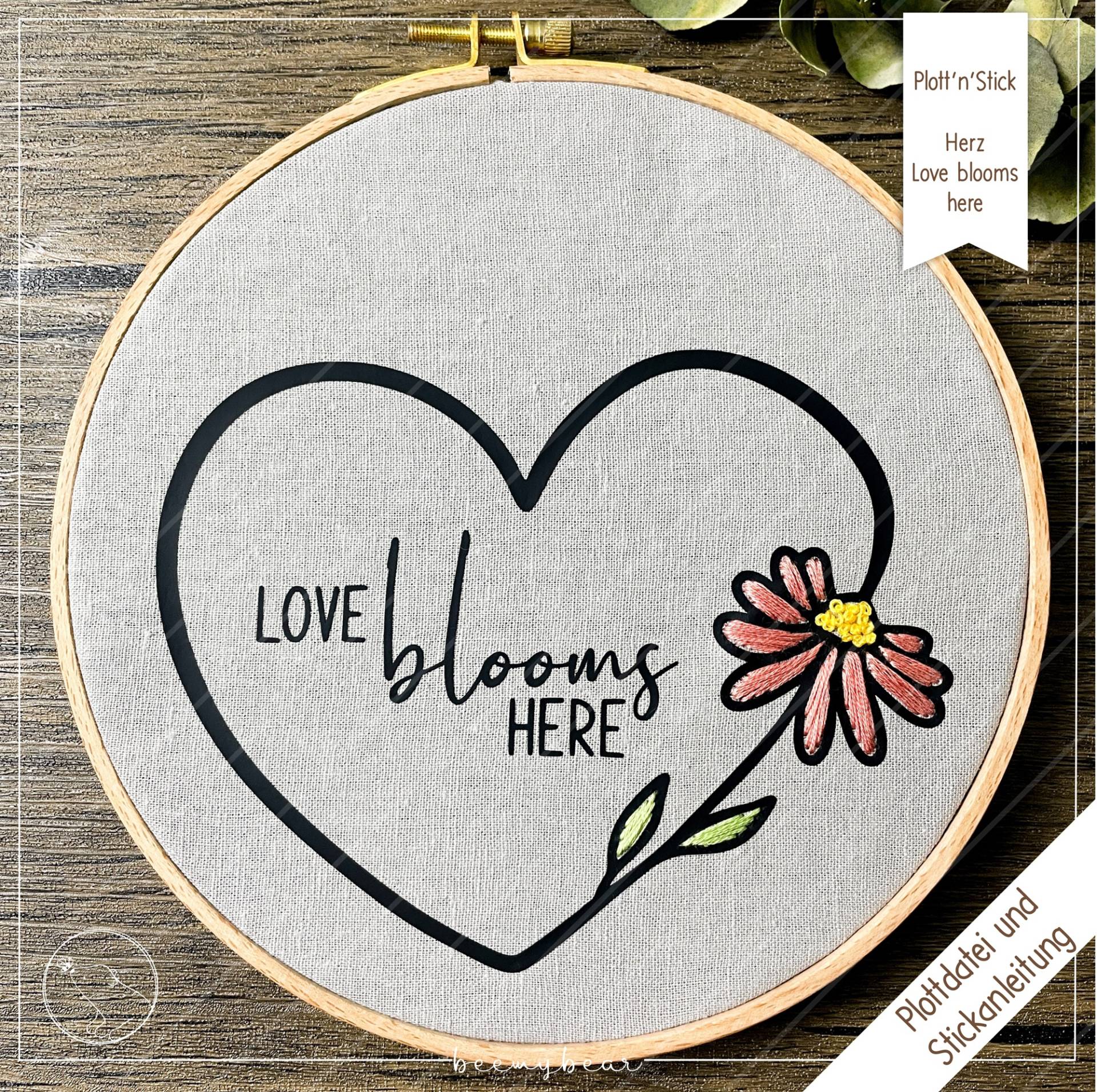Plotter- und Stickdatei beemybear Plott'n'Stick Herz Love blooms here Plotter- und Stickdatei beemybear Plott'n'Stick Herz Love blooms here von Stoffe Hemmers