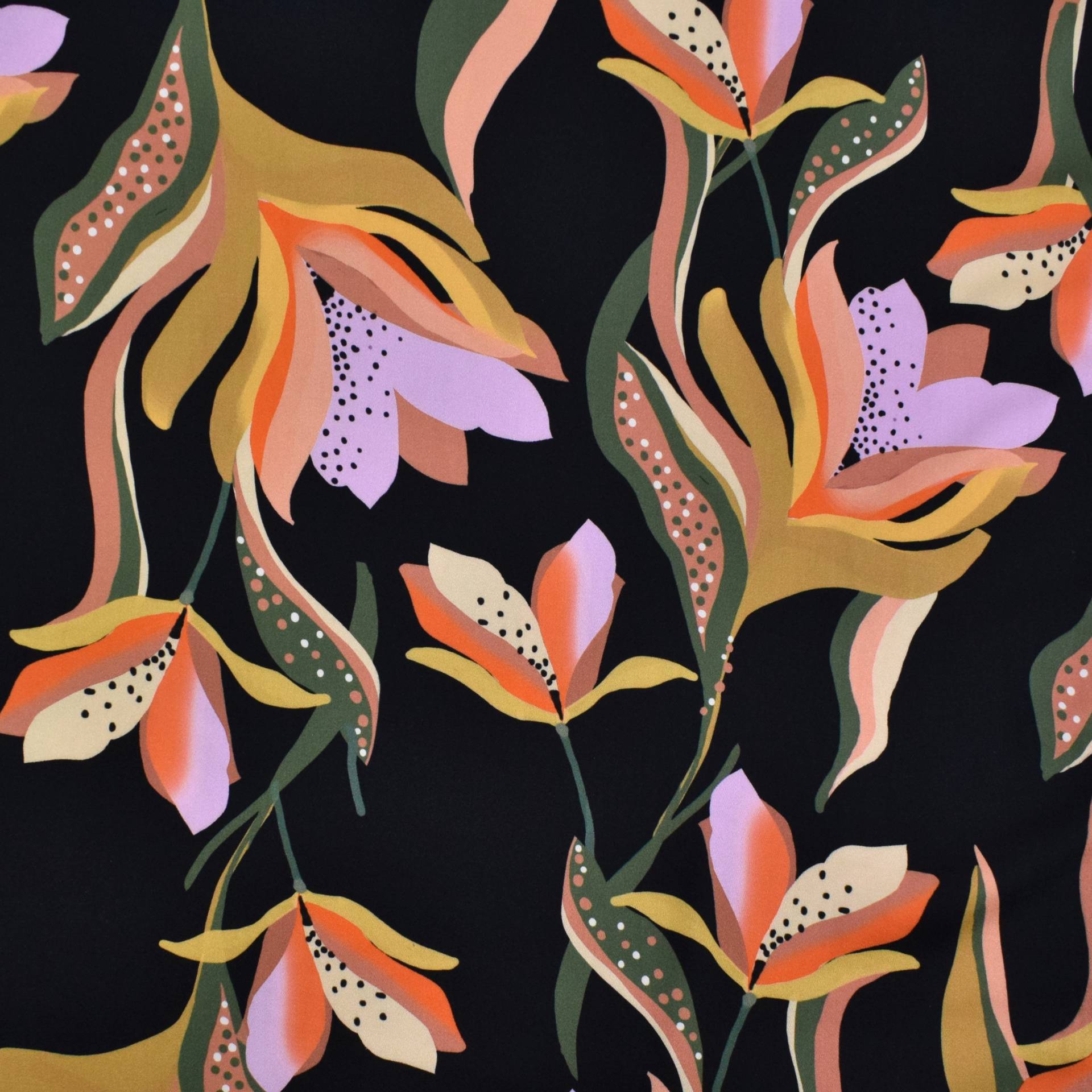 Stretch Viskosesatin Tulips, schwarz von Stoffe Hemmers