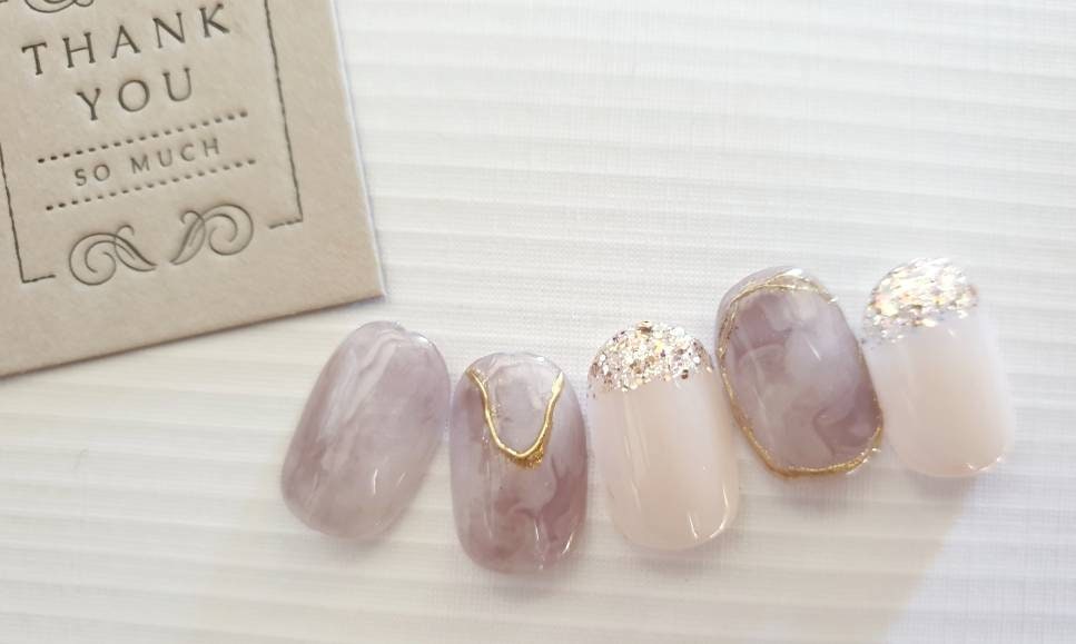 Marmor Violette Nägel Mit Goldenem Spiegel Marmor Violette Nägel Mit Goldenem Spiegel von Strawberrydiamond