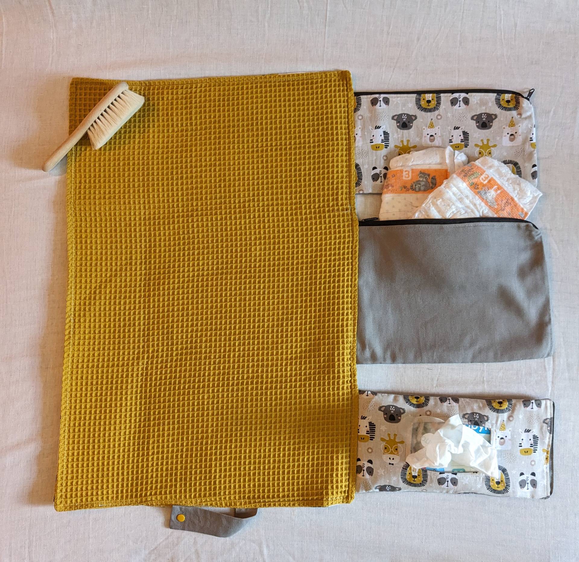 Wickel-Windeltasche "Der Löwe Und Der Frosch Senfgelb" Für Unterwegs, Windeltasche Mit Wickelunterlage Wickel-Windeltasche "Der Löwe Und Der Frosch Senfgelb" Für Unterwegs, Windeltasche Mit Wickelunterlage von StumblingShop