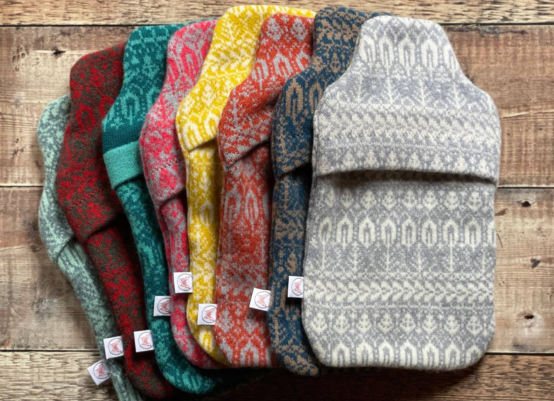 Wärmflasche, Weiche Wolle, Jacquard, Grün, Grau, Seed To Tree Muster von SuzieLeeKnitwear