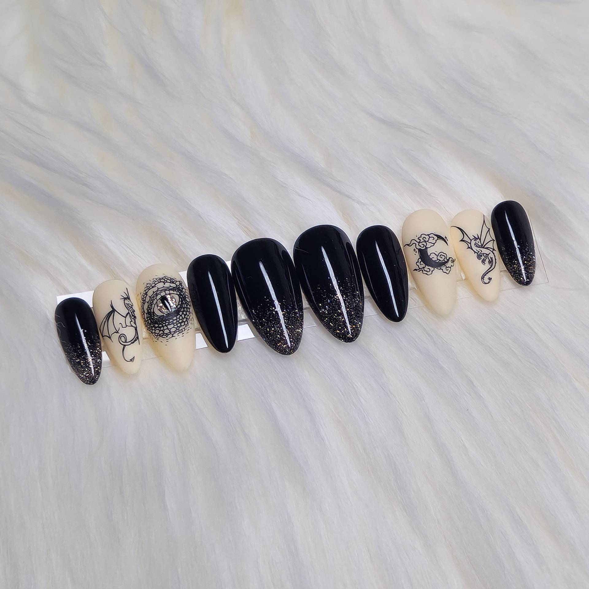 Dragon Press On Nails, Black, Cream, Gold, Glitter Dragon Press On Nails, Black, Cream, Gold, Glitter von SymbelNails