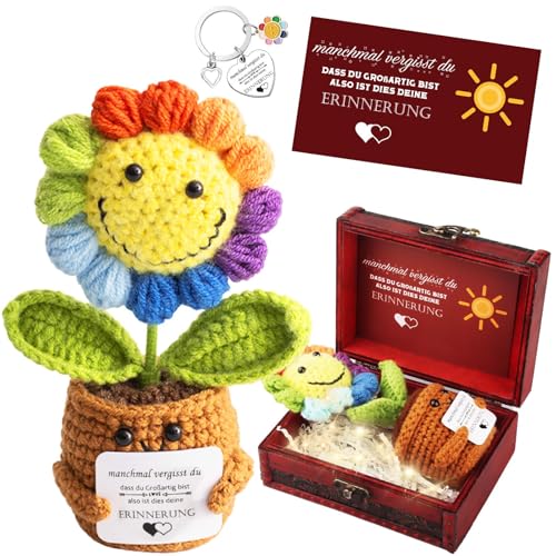 Szhhrxi Dankeschön Geschenke Klein – Pocket Hug Deutsch Positive Gestrickte Mehrfarbig Sonnenblume mit Schlüsselanhänger & Grußkarte im Vintage-Schatztruhe – Glücksbringer für Freunde Kollegen Eltern Szhhrxi Dankeschön Geschenke Klein – Pocket Hug Deutsch Positive Gestrickte Mehrfarbig Sonnenblume mit Schlüsselanhänger & Grußkarte im Vintage-Schatztruhe – Glücksbringer für Freunde Kollegen Eltern von Szhhrxi